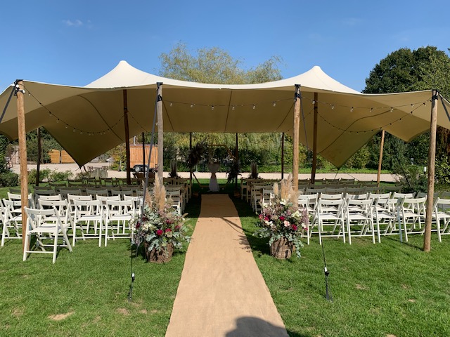 Cérémonie Extérieur , La grange des Triplés